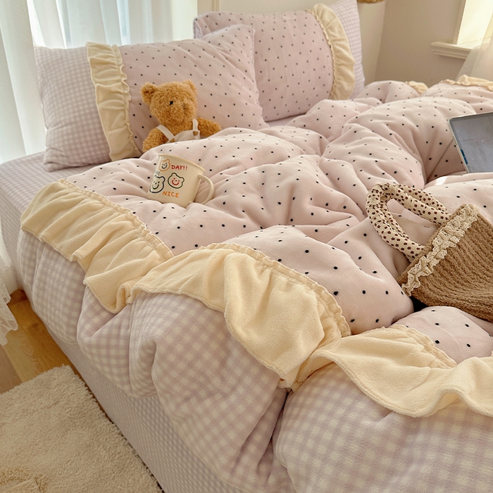 91家纺网 家纺一手货源 找家纺 （总）瑞莱 2025年秋冬新款波点牛奶绒四件套（拼接款）