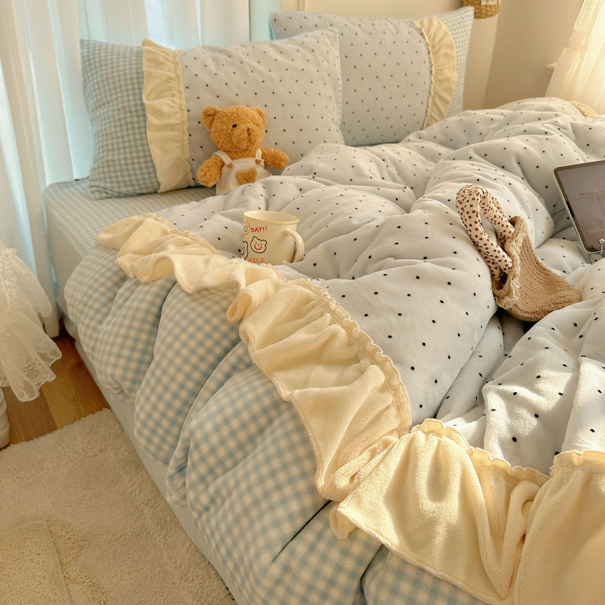 91家纺网 家纺一手货源 找家纺 瑞莱 2025年秋冬新款波点牛奶绒四件套（拼接款） 可可-蓝（拼接款）