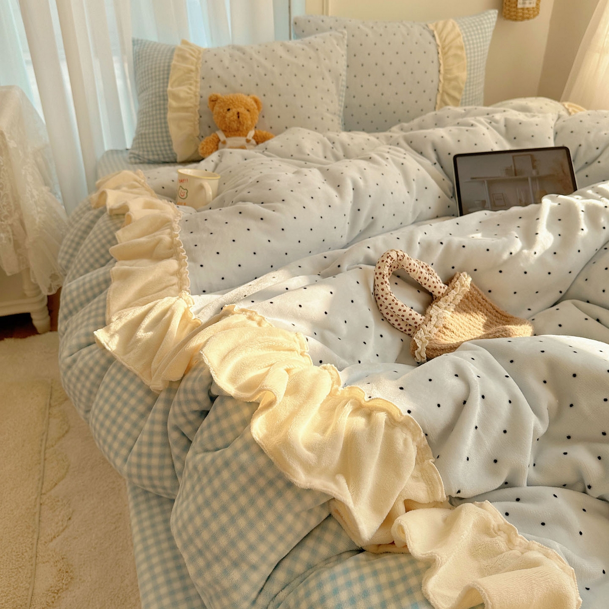 91家纺网 家纺一手货源 找家纺 瑞莱 2025年秋冬新款波点牛奶绒四件套（拼接款） 可可-蓝（拼接款）