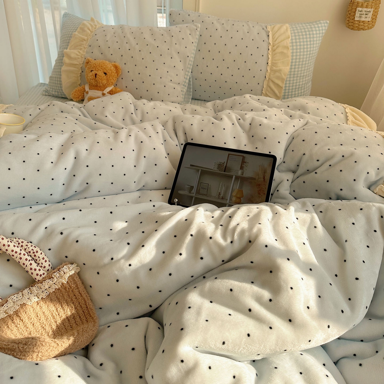 91家纺网 家纺一手货源 找家纺 瑞莱 2025年秋冬新款波点牛奶绒四件套（拼接款） 可可-蓝（拼接款）