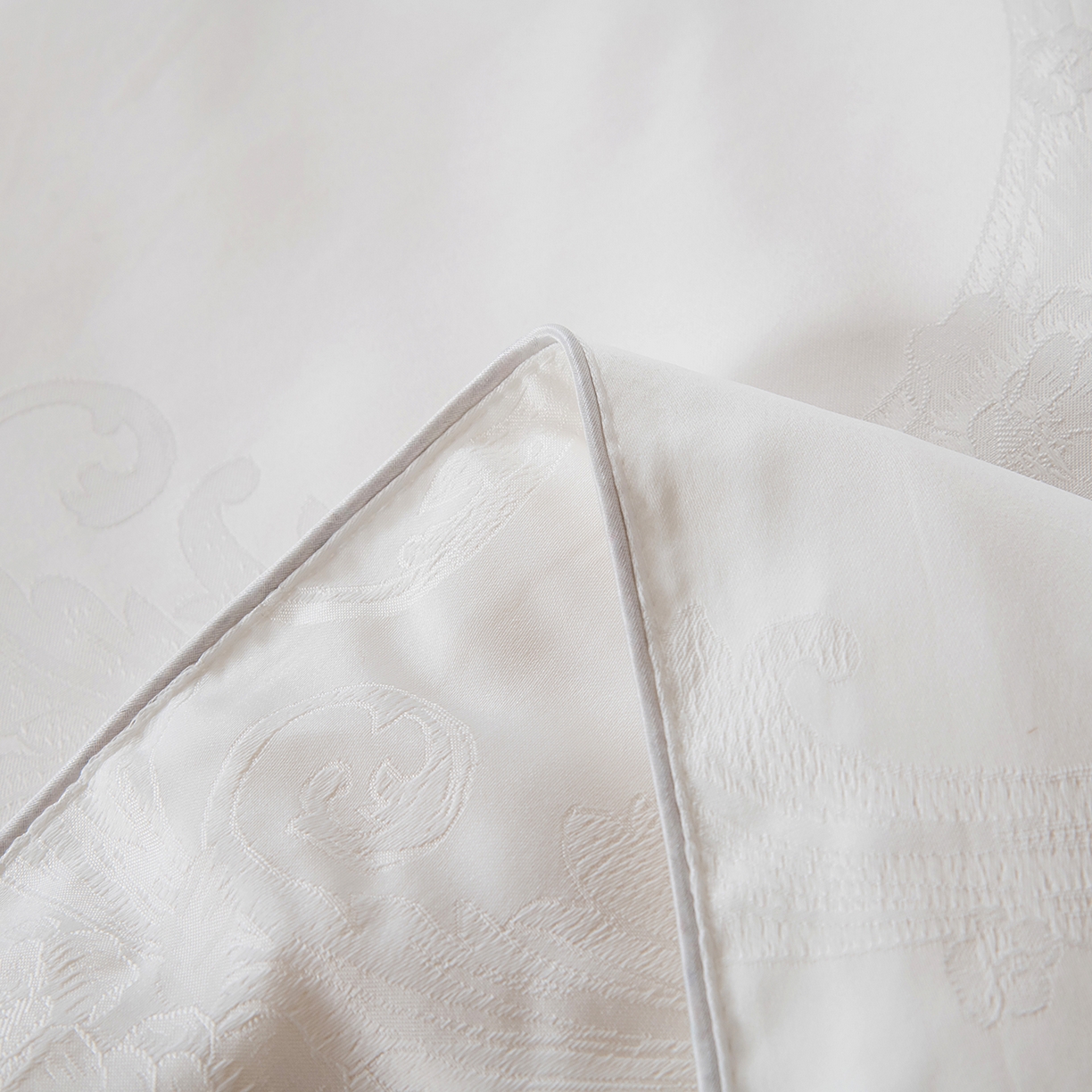 91家纺网 家纺一手货源 找家纺 鑫田家纺 2025新款蚕丝被100%纯柞蚕丝被夏凉被春秋被冬被子母被桑蚕丝被 白