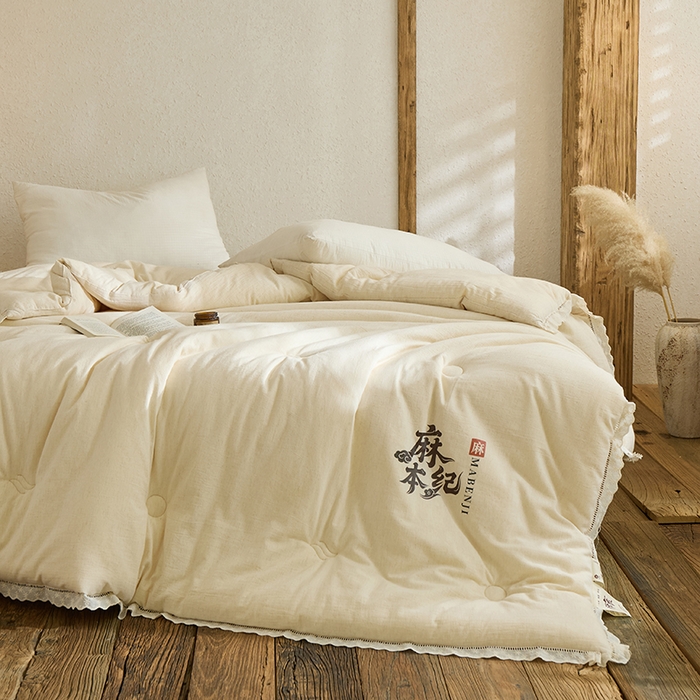 91家纺网 家纺一手货源 找家纺 （总）雅高家居 2025新款麻本纪—天然A类棉麻镂空花边舒适冬被被子被芯（此款网上控价不得低于358，378元)