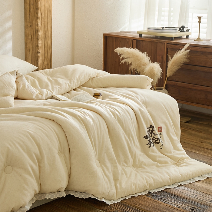 91家纺网 家纺一手货源 找家纺 （总）雅高家居 2025新款麻本纪—天然A类棉麻镂空花边舒适冬被被子被芯（此款网上控价不得低于358，378元)