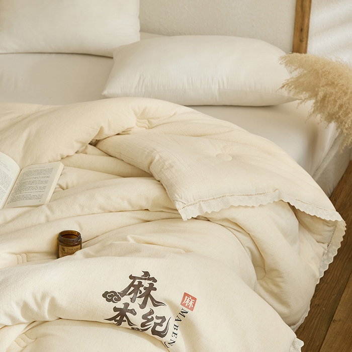 91家纺网 家纺一手货源 找家纺 （总）雅高家居 2025新款麻本纪—天然A类棉麻镂空花边舒适冬被被子被芯（此款网上控价不得低于358，378元)