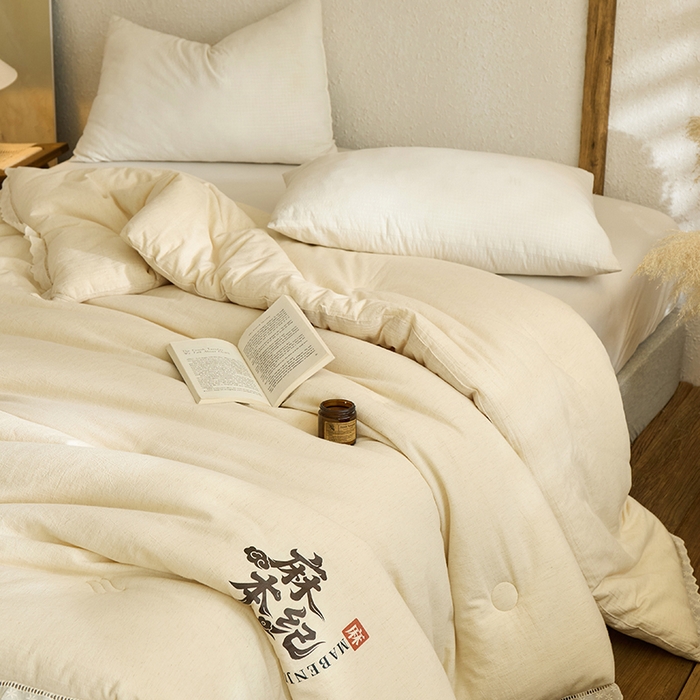 91家纺网 家纺一手货源 找家纺 （总）雅高家居 2025新款麻本纪—天然A类棉麻镂空花边舒适冬被被子被芯（此款网上控价不得低于358，378元)