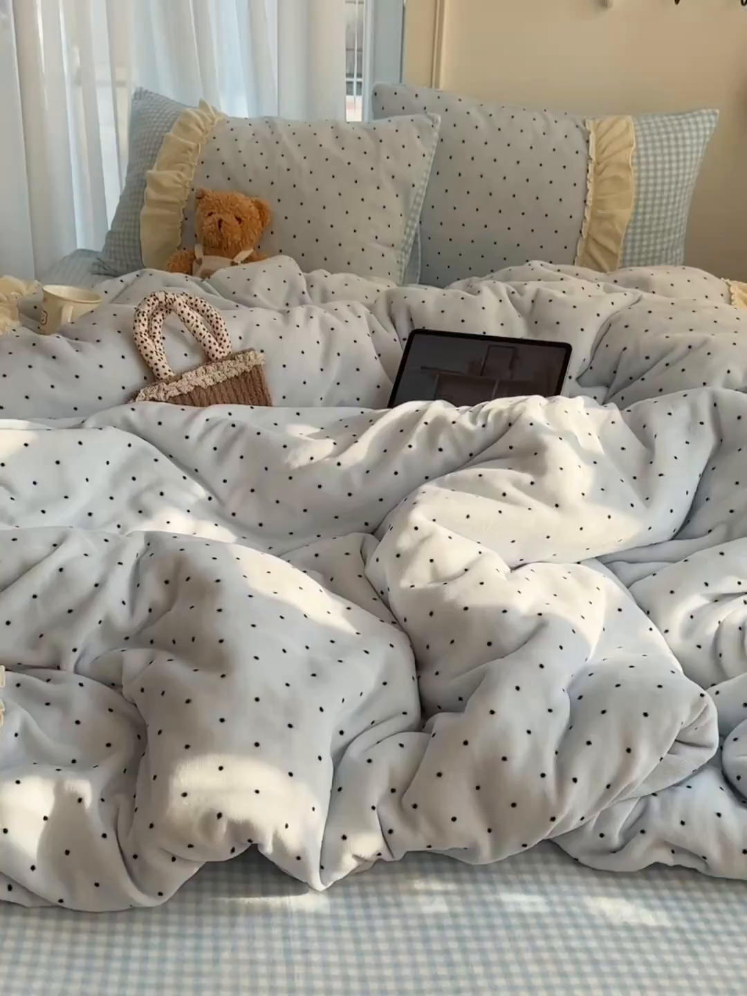91家纺网 家纺一手货源 找家纺 （总）瑞莱 2025年秋冬新款波点牛奶绒四件套（拼接款）