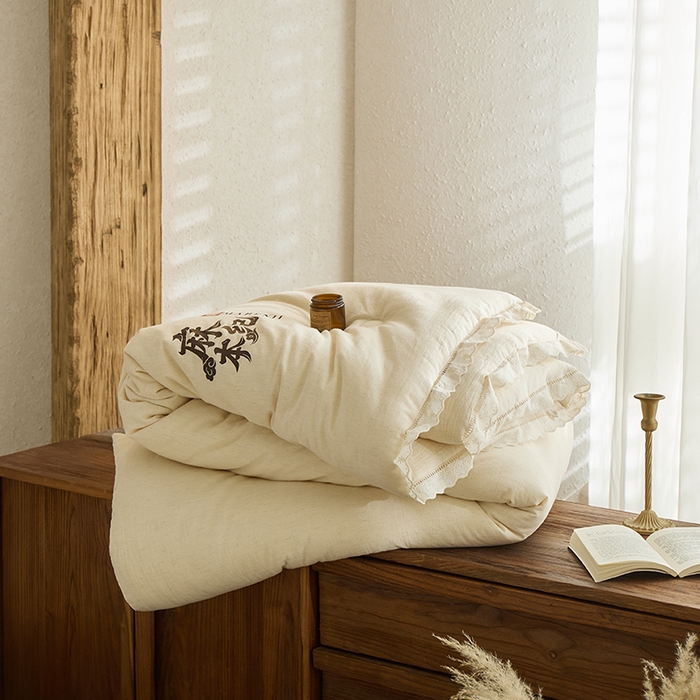 91家纺网 家纺一手货源 找家纺 （总）雅高家居 2025新款麻本纪—天然A类棉麻镂空花边舒适冬被被子被芯（此款网上控价不得低于358，378元)