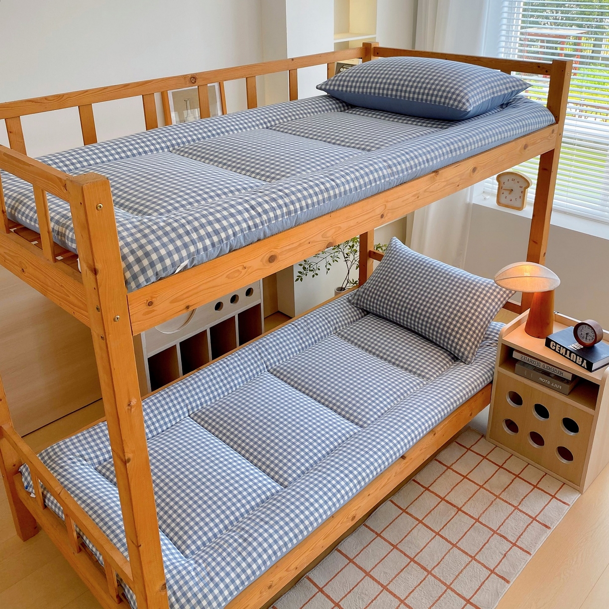 91家纺网 家纺一手货源 找家纺 梵克保罗 2025秋冬新款无印风学生宿舍床褥褥子 蓝小格