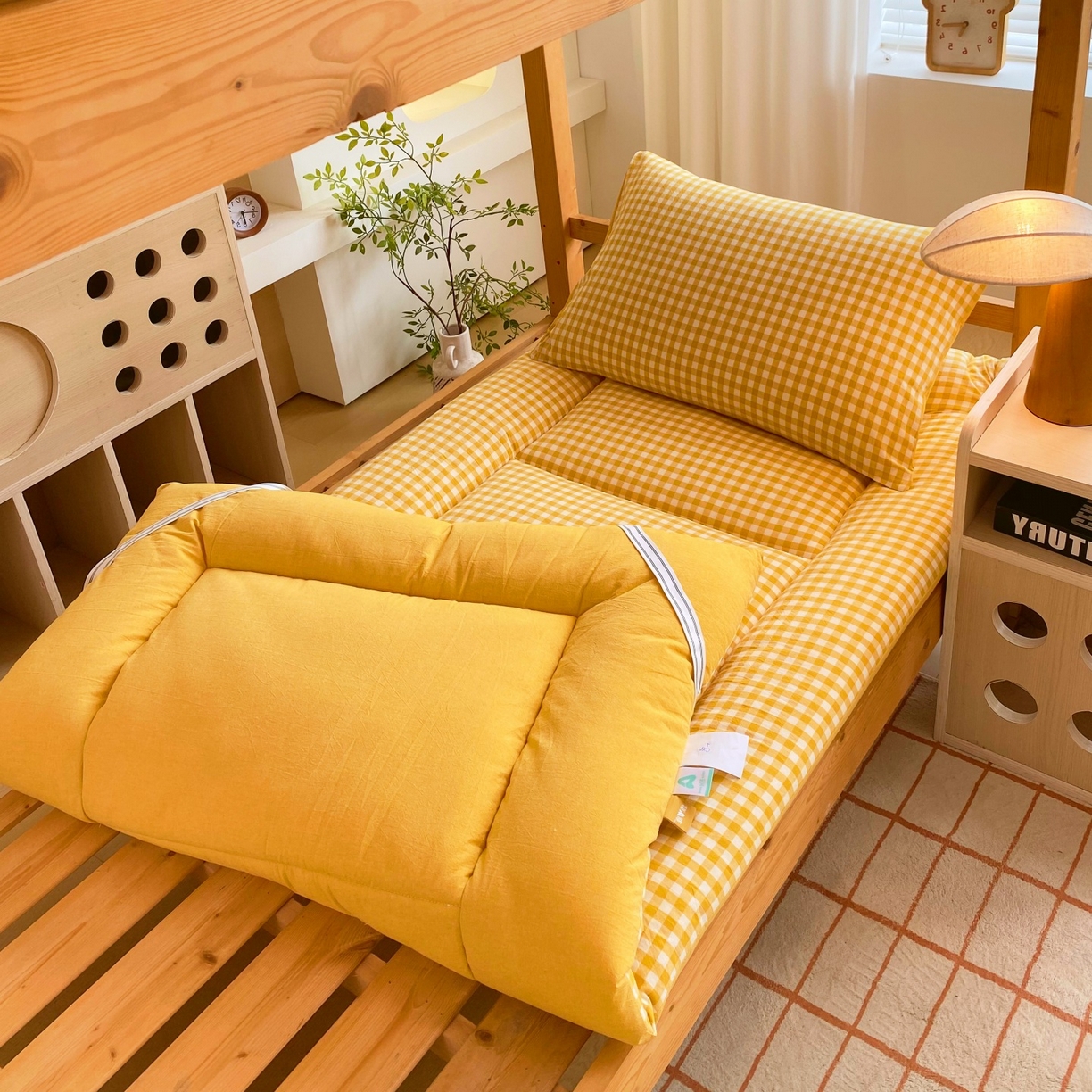 91家纺网 家纺一手货源 找家纺 梵克保罗 2025秋冬新款无印风学生宿舍床褥褥子 黄小格