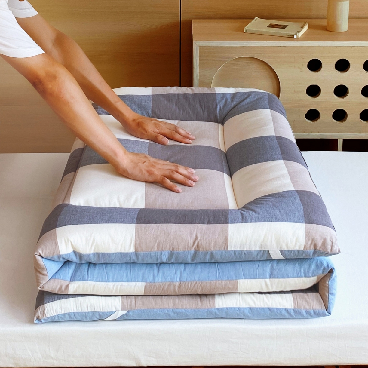 91家纺网 家纺一手货源 找家纺 梵克保罗 2025秋冬新款无印风学生宿舍床褥褥子 蓝白大格