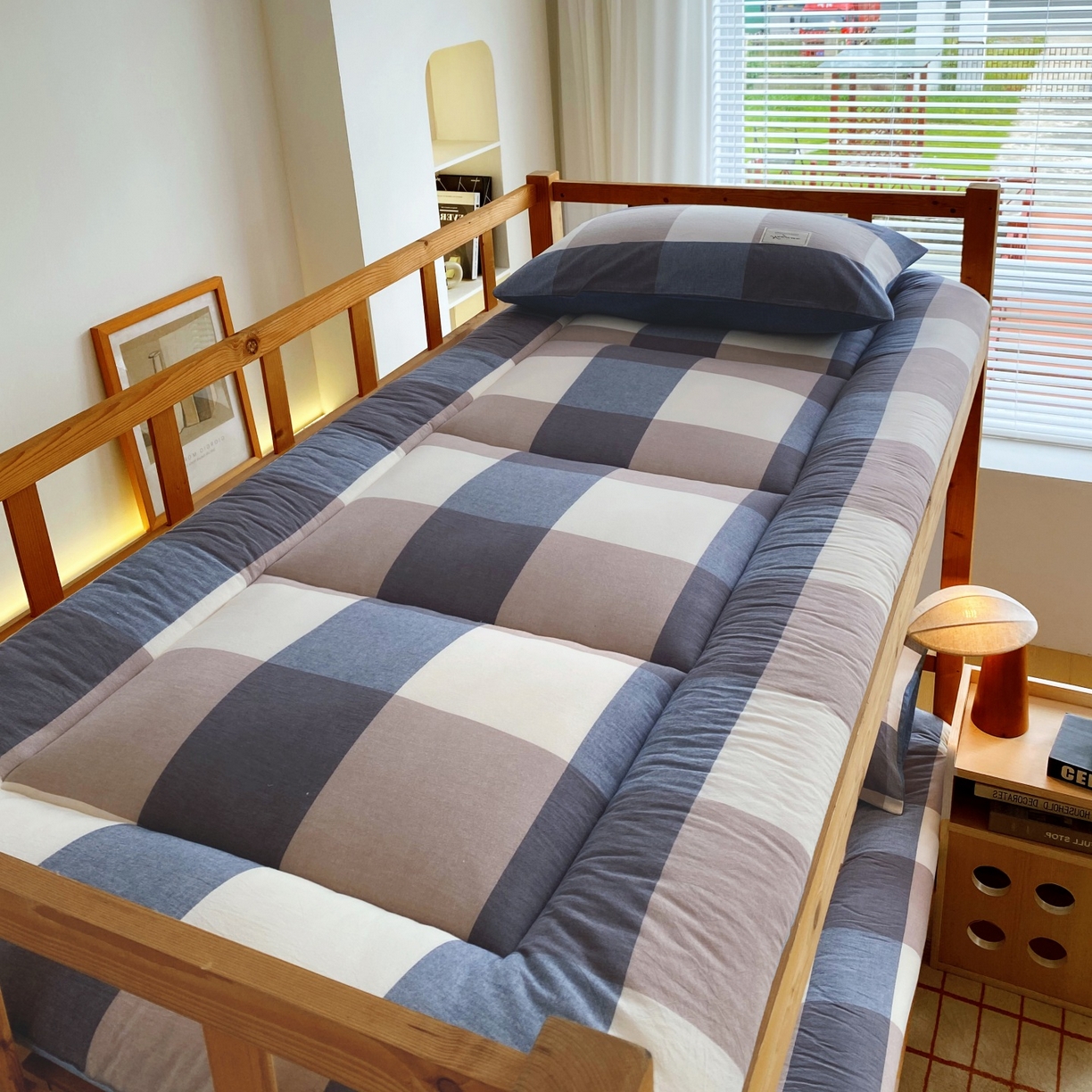 91家纺网 家纺一手货源 找家纺 梵克保罗 2025秋冬新款无印风学生宿舍床褥褥子 蓝白大格