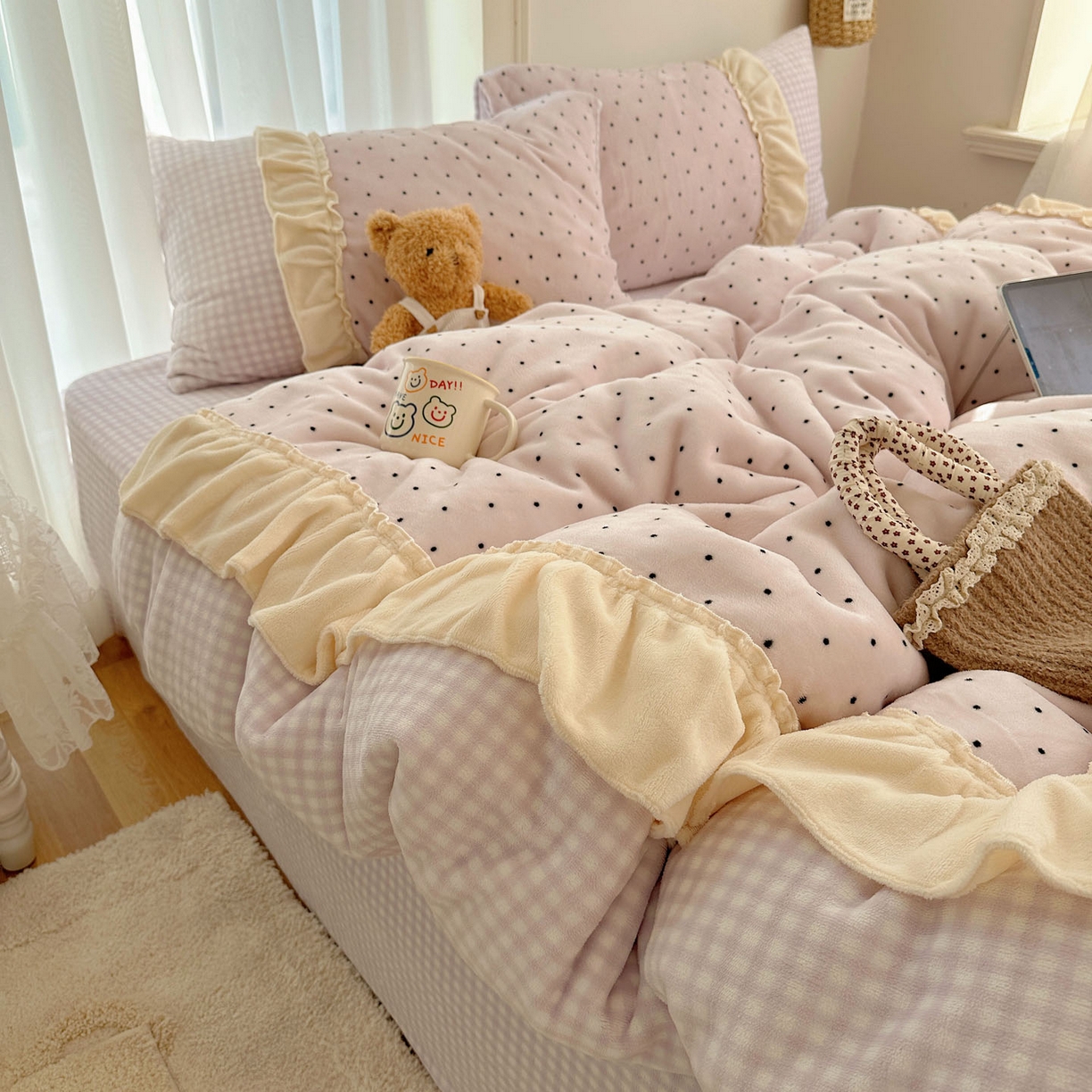 91家纺网 家纺一手货源 找家纺 瑞莱 2025年秋冬新款波点牛奶绒四件套（拼接款） 可可-粉（拼接款）