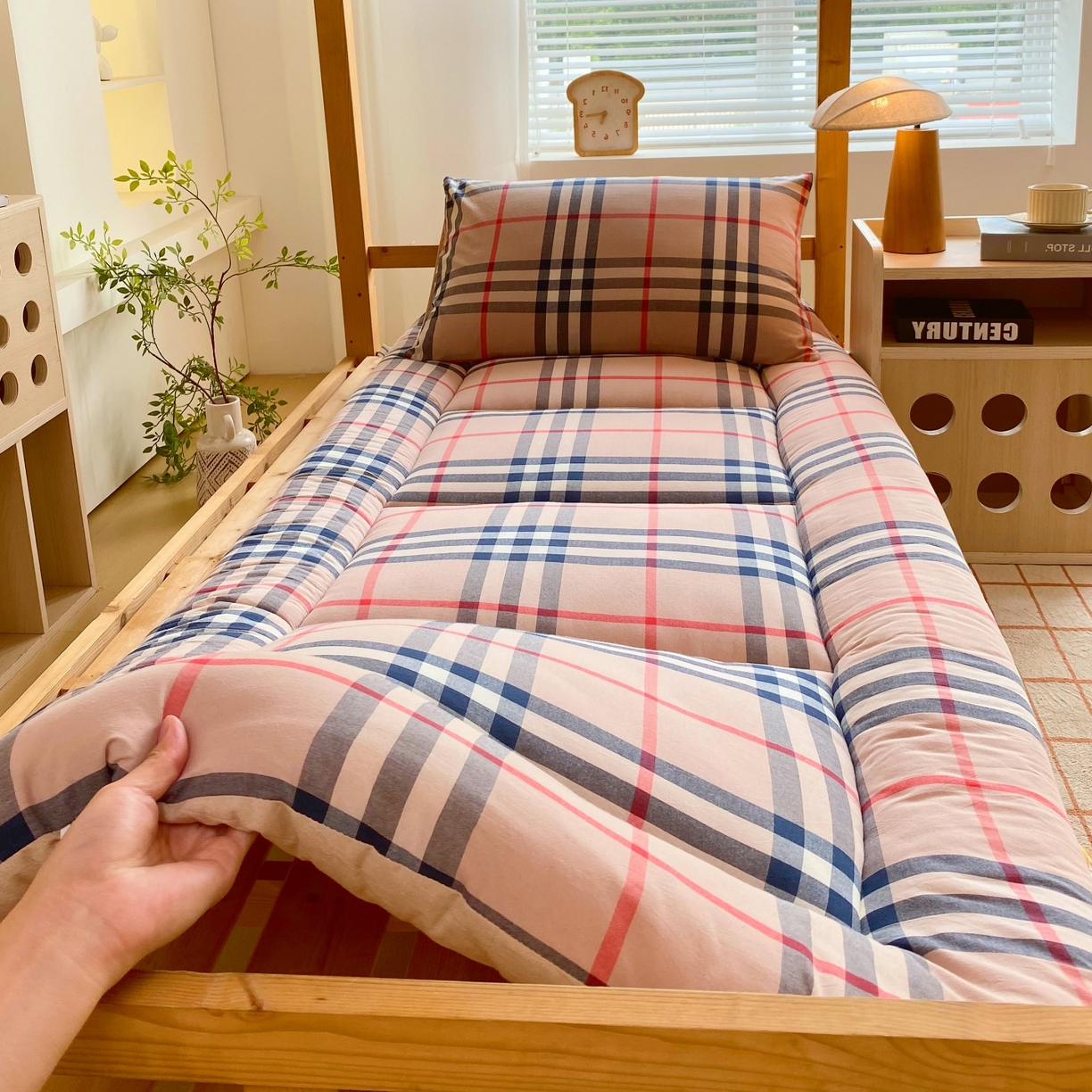 91家纺网 家纺一手货源 找家纺 梵克保罗 2025秋冬新款无印风学生宿舍床褥褥子 宝利格