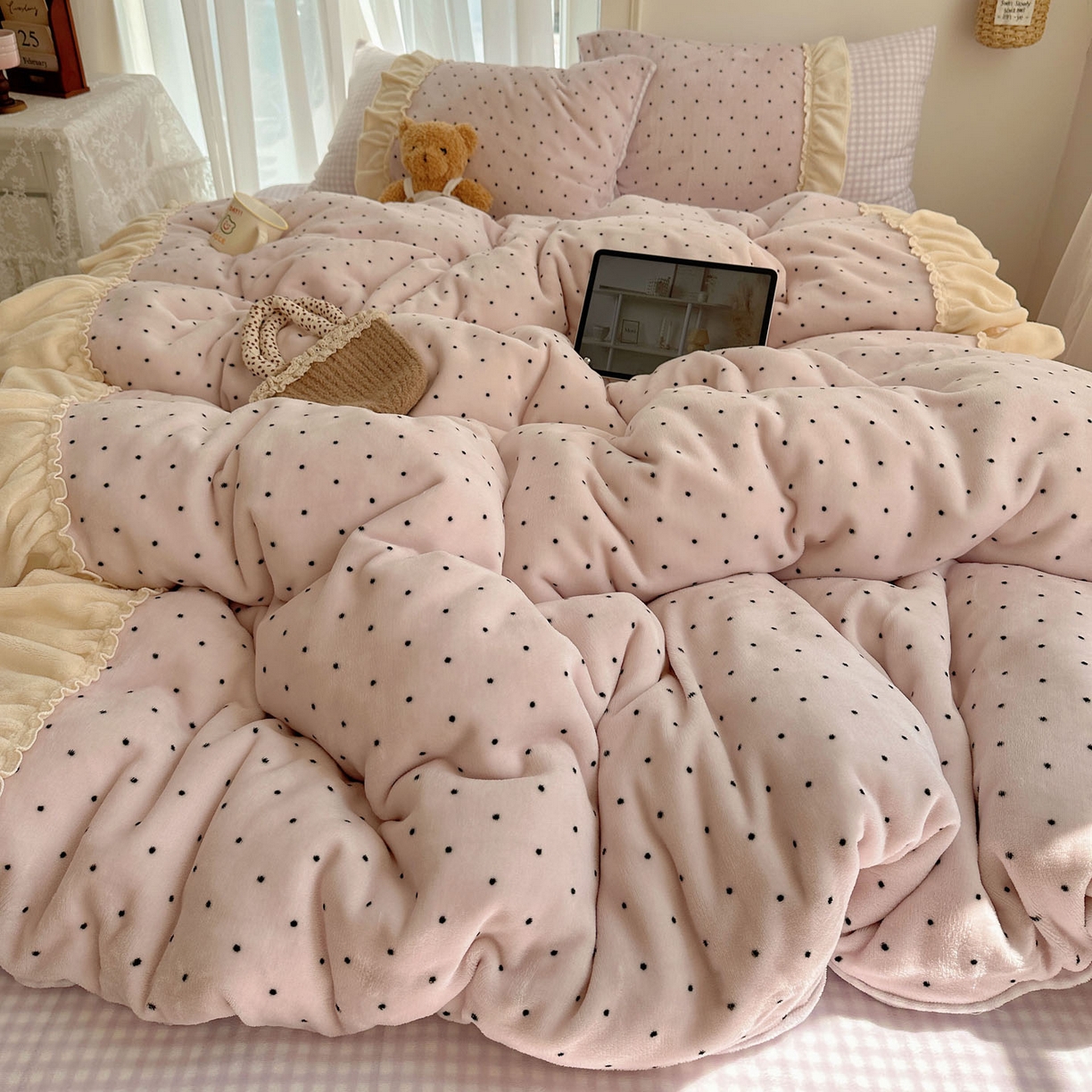 91家纺网 家纺一手货源 找家纺 瑞莱 2025年秋冬新款波点牛奶绒四件套（拼接款） 可可-粉（拼接款）