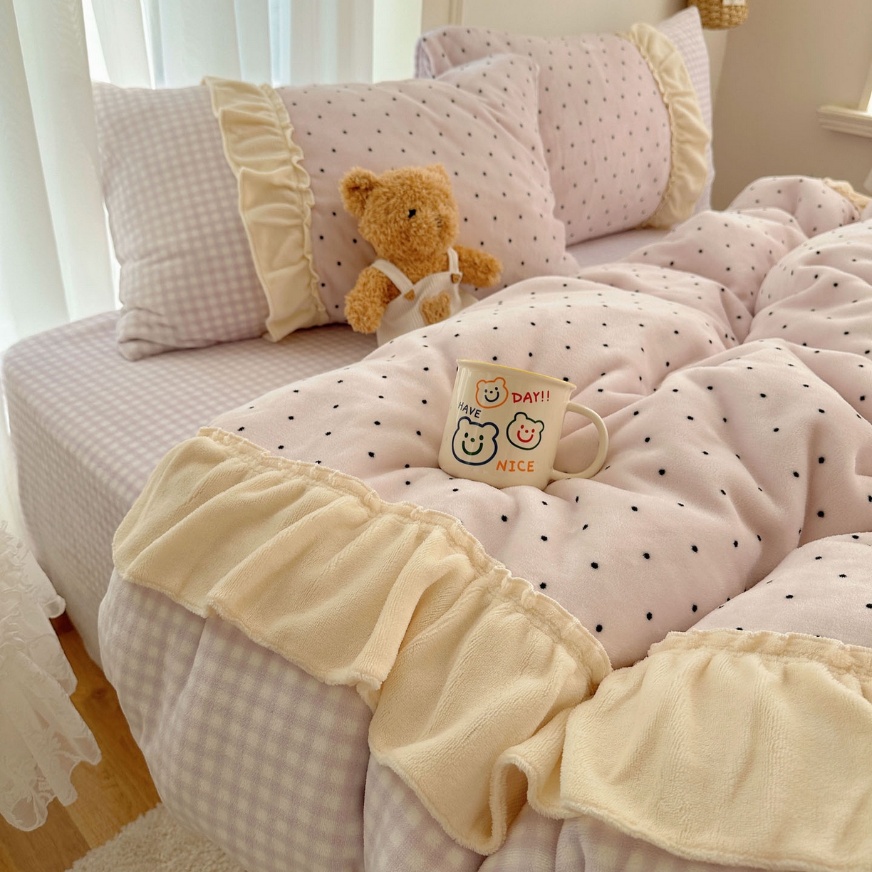 91家纺网 家纺一手货源 找家纺 瑞莱 2025年秋冬新款波点牛奶绒四件套（拼接款） 可可-粉（拼接款）