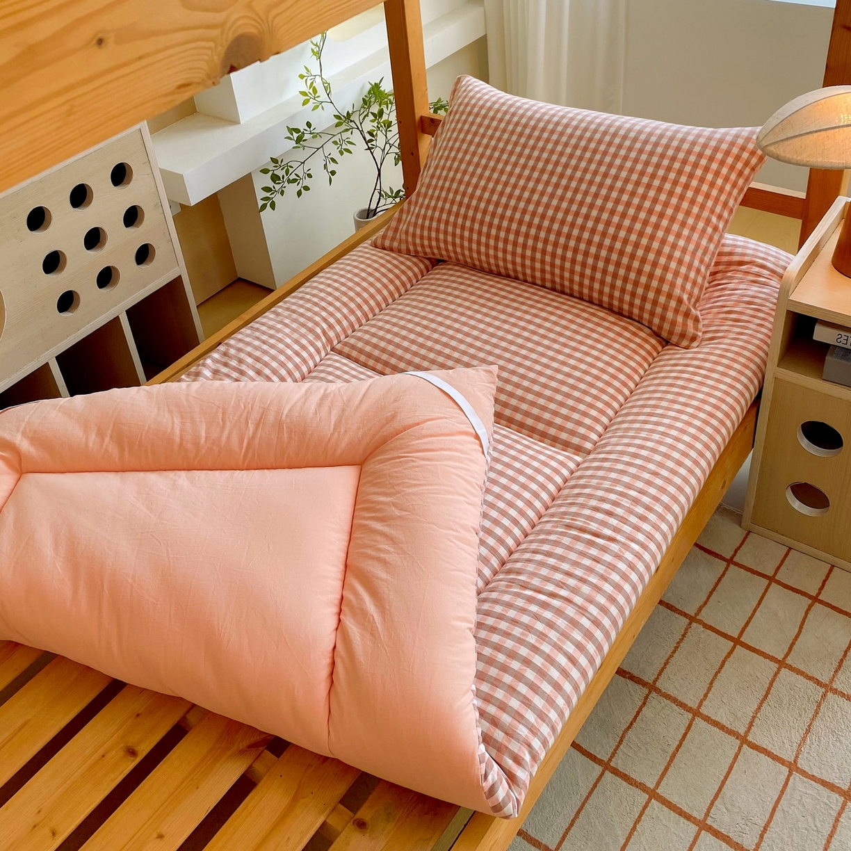 91家纺网 家纺一手货源 找家纺 梵克保罗 2025秋冬新款无印风学生宿舍床褥褥子 粉小格