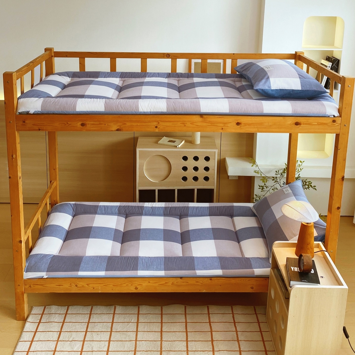 91家纺网 家纺一手货源 找家纺 梵克保罗 2025秋冬新款无印风学生宿舍床褥褥子 蓝白大格