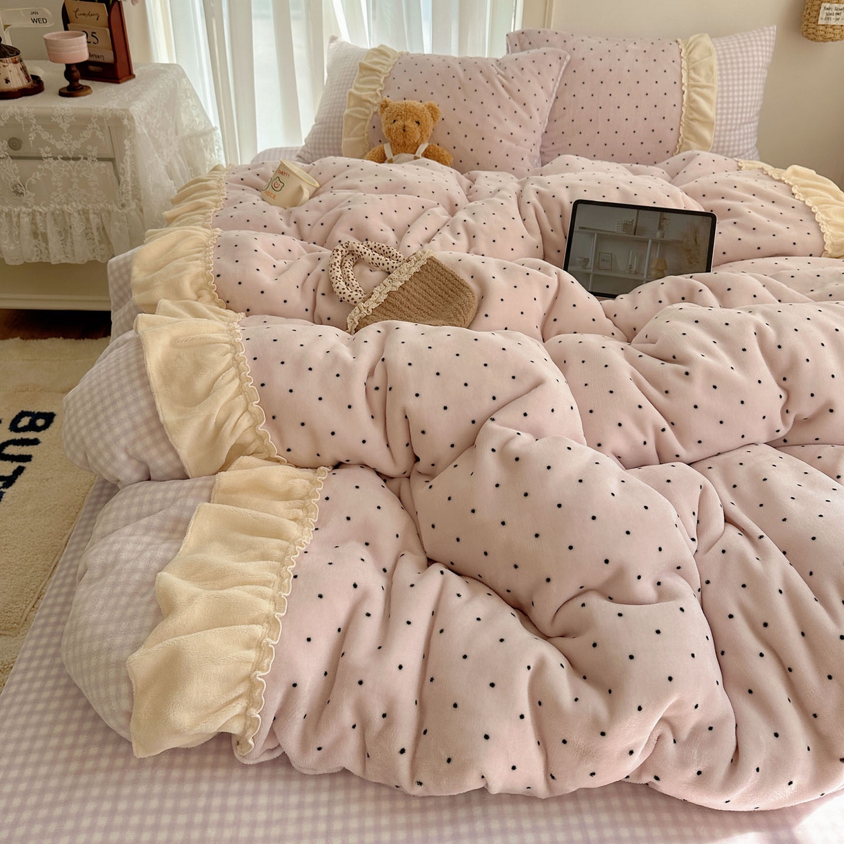 91家纺网 家纺一手货源 找家纺 瑞莱 2025年秋冬新款波点牛奶绒四件套（拼接款） 可可-粉（拼接款）