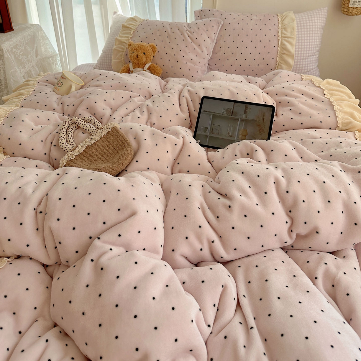 91家纺网 家纺一手货源 找家纺 瑞莱 2025年秋冬新款波点牛奶绒四件套（拼接款） 可可-粉（拼接款）