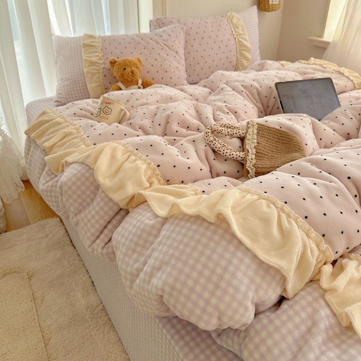 91家纺网 家纺一手货源 找家纺 瑞莱 2025年秋冬新款波点牛奶绒四件套（拼接款） 可可-粉（拼接款）