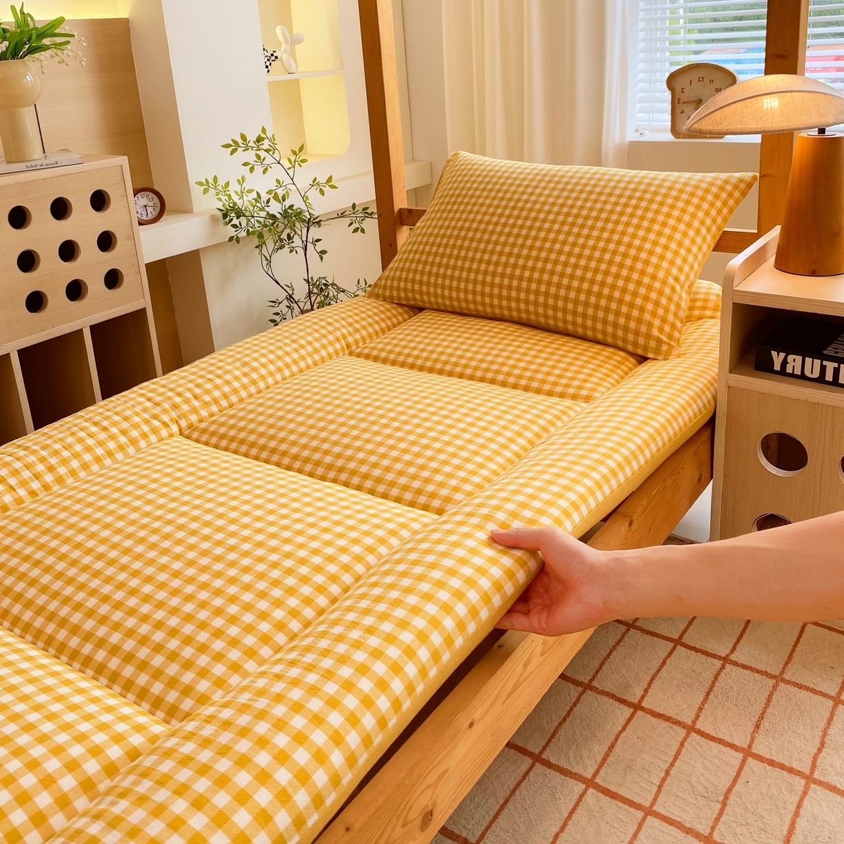 91家纺网 家纺一手货源 找家纺 梵克保罗 2025秋冬新款无印风学生宿舍床褥褥子 黄小格