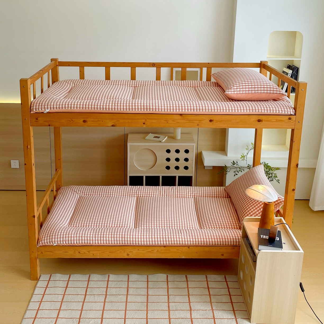 91家纺网 家纺一手货源 找家纺 梵克保罗 2025秋冬新款无印风学生宿舍床褥褥子 粉小格