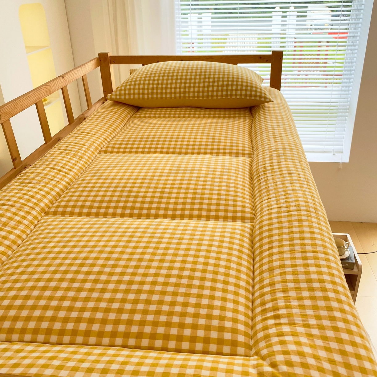 91家纺网 家纺一手货源 找家纺 梵克保罗 2025秋冬新款无印风学生宿舍床褥褥子 黄小格