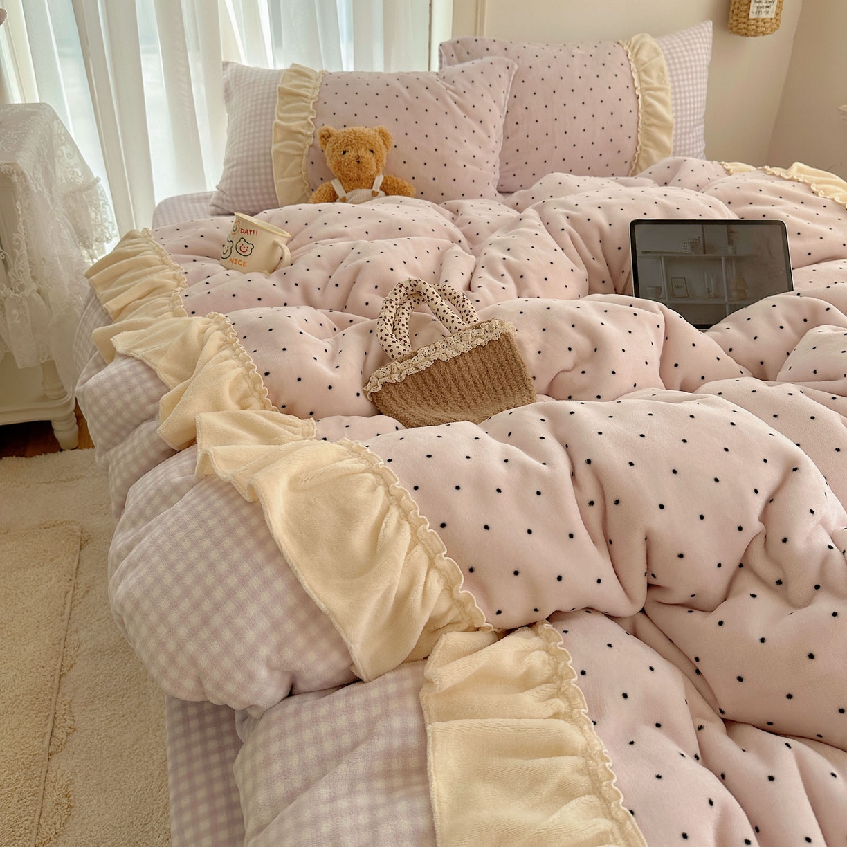 91家纺网 家纺一手货源 找家纺 瑞莱 2025年秋冬新款波点牛奶绒四件套（拼接款） 可可-粉（拼接款）