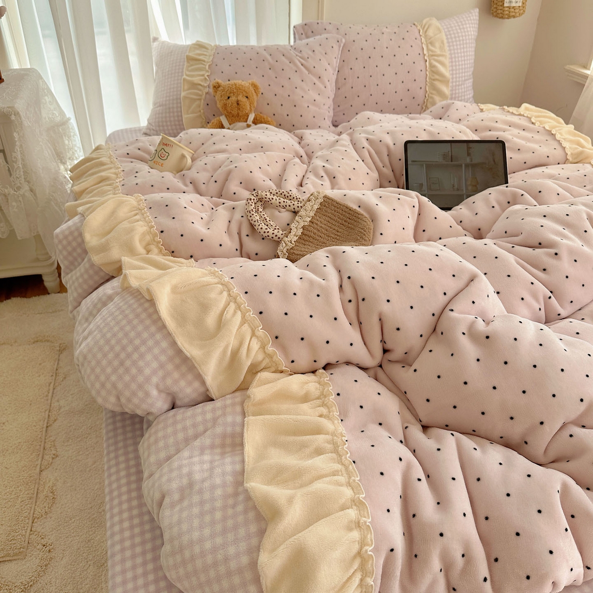 91家纺网 家纺一手货源 找家纺 瑞莱 2025年秋冬新款波点牛奶绒四件套（拼接款） 可可-粉（拼接款）