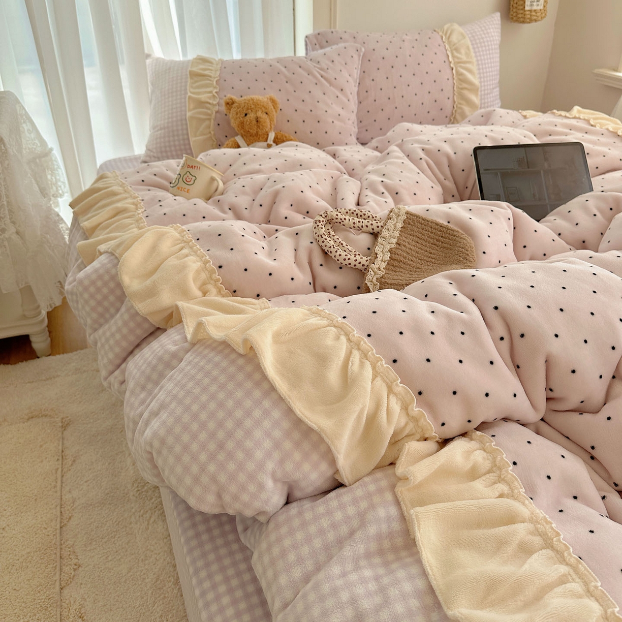 91家纺网 家纺一手货源 找家纺 瑞莱 2025年秋冬新款波点牛奶绒四件套（拼接款） 可可-粉（拼接款）