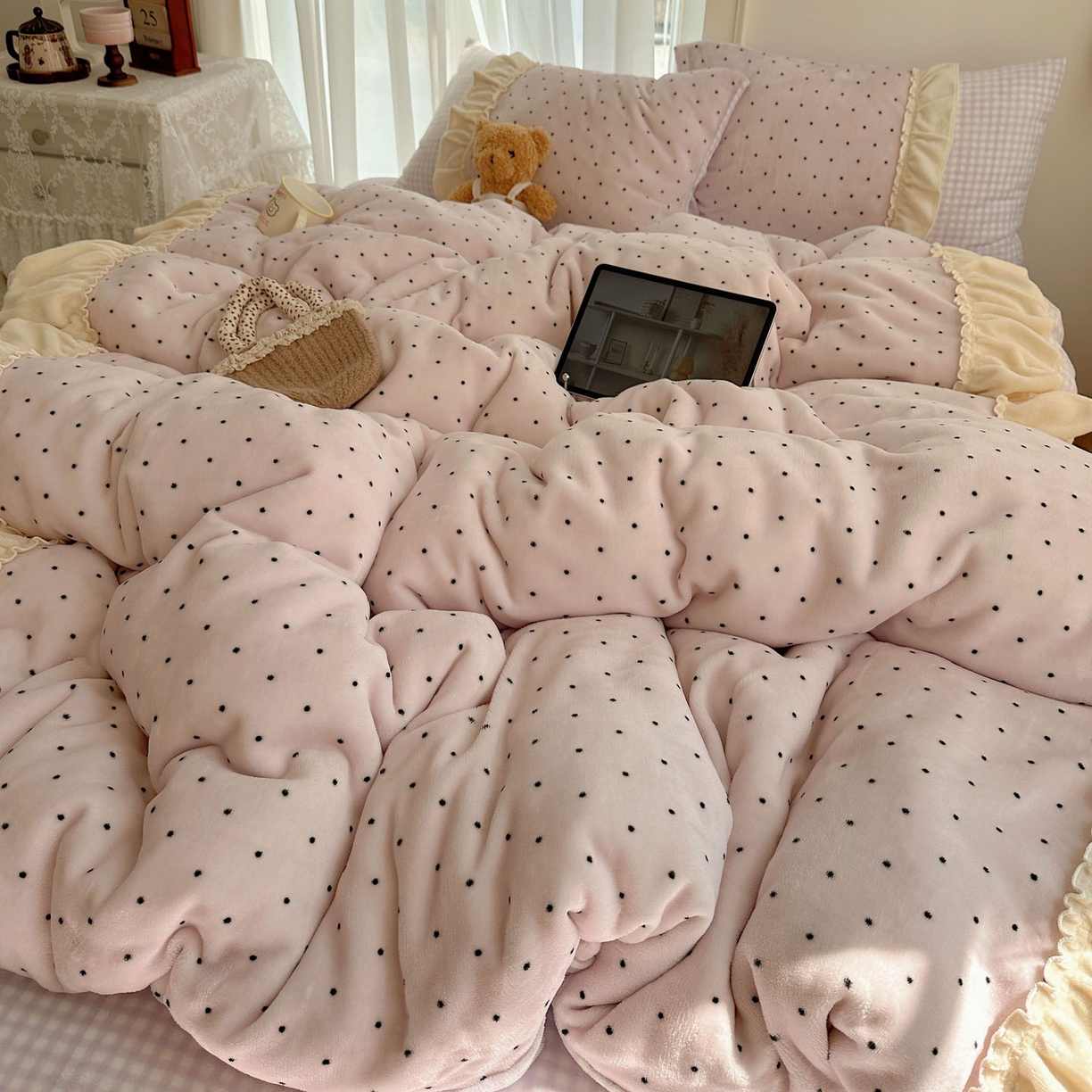 91家纺网 家纺一手货源 找家纺 瑞莱 2025年秋冬新款波点牛奶绒四件套（拼接款） 可可-粉（拼接款）