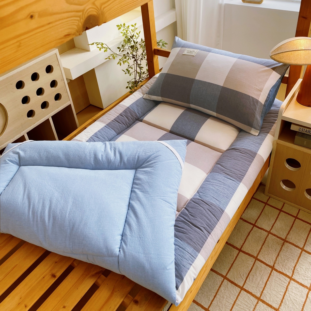 91家纺网 家纺一手货源 找家纺 梵克保罗 2025秋冬新款无印风学生宿舍床褥褥子 蓝白大格