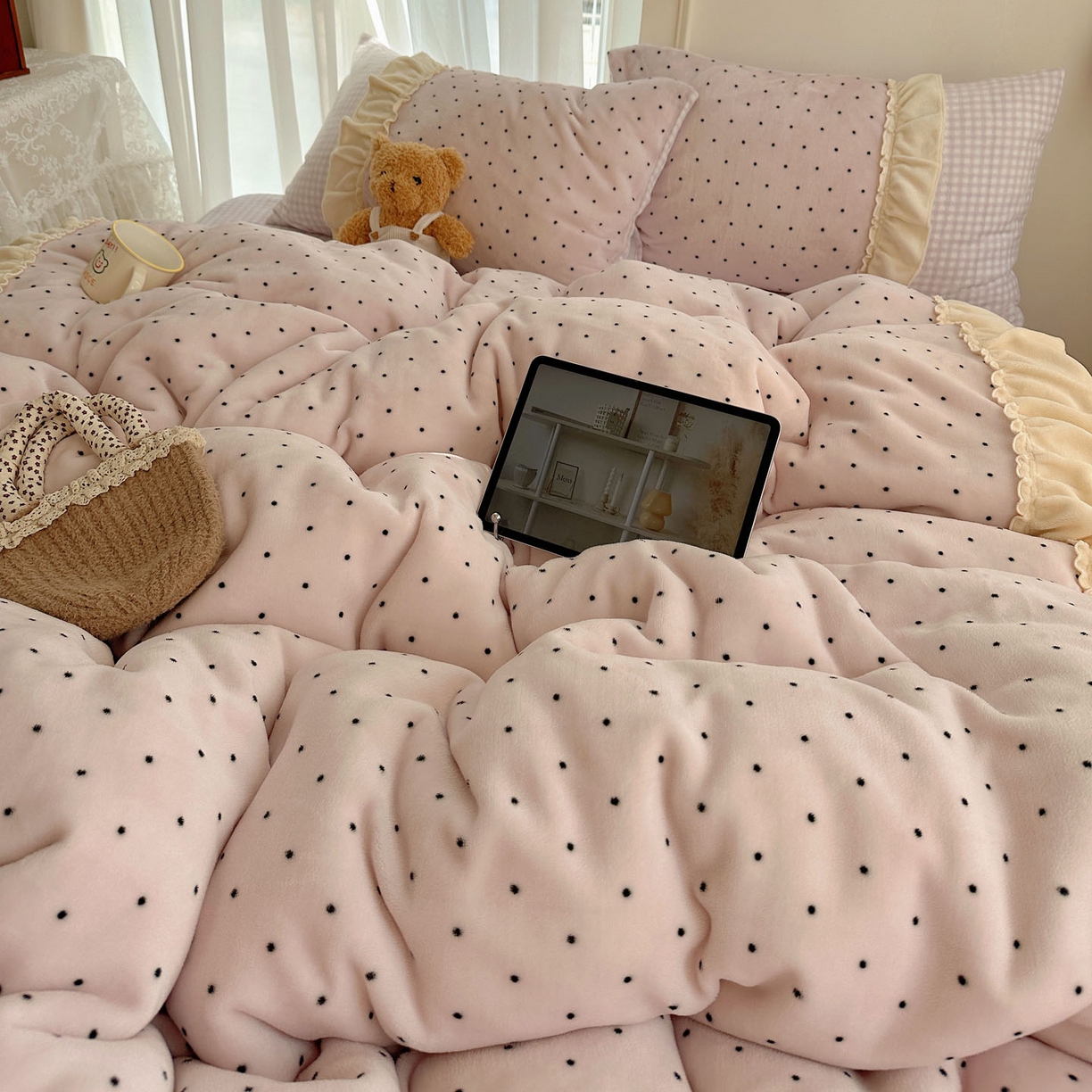 91家纺网 家纺一手货源 找家纺 瑞莱 2025年秋冬新款波点牛奶绒四件套（拼接款） 可可-粉（拼接款）