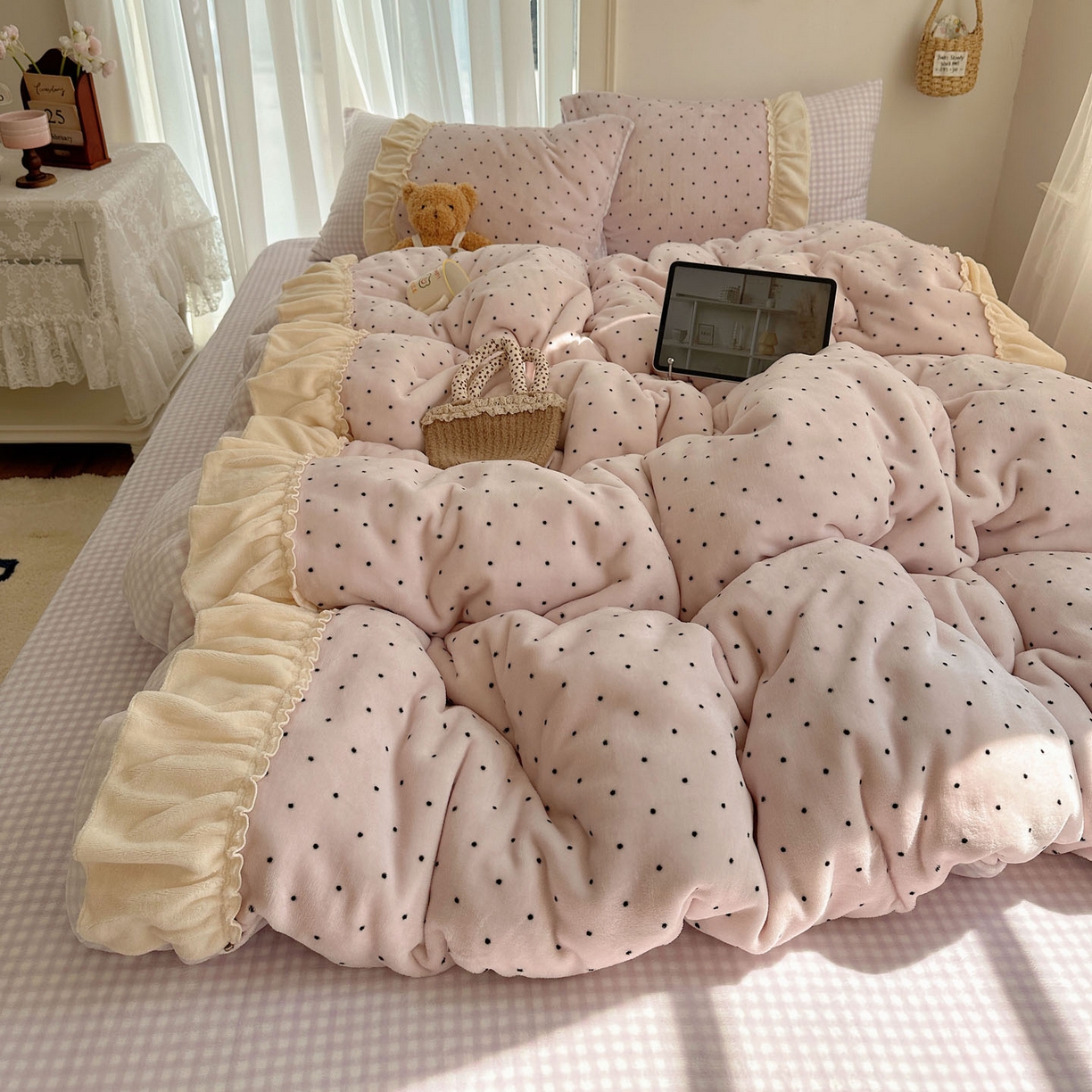 91家纺网 家纺一手货源 找家纺 瑞莱 2025年秋冬新款波点牛奶绒四件套（拼接款） 可可-粉（拼接款）