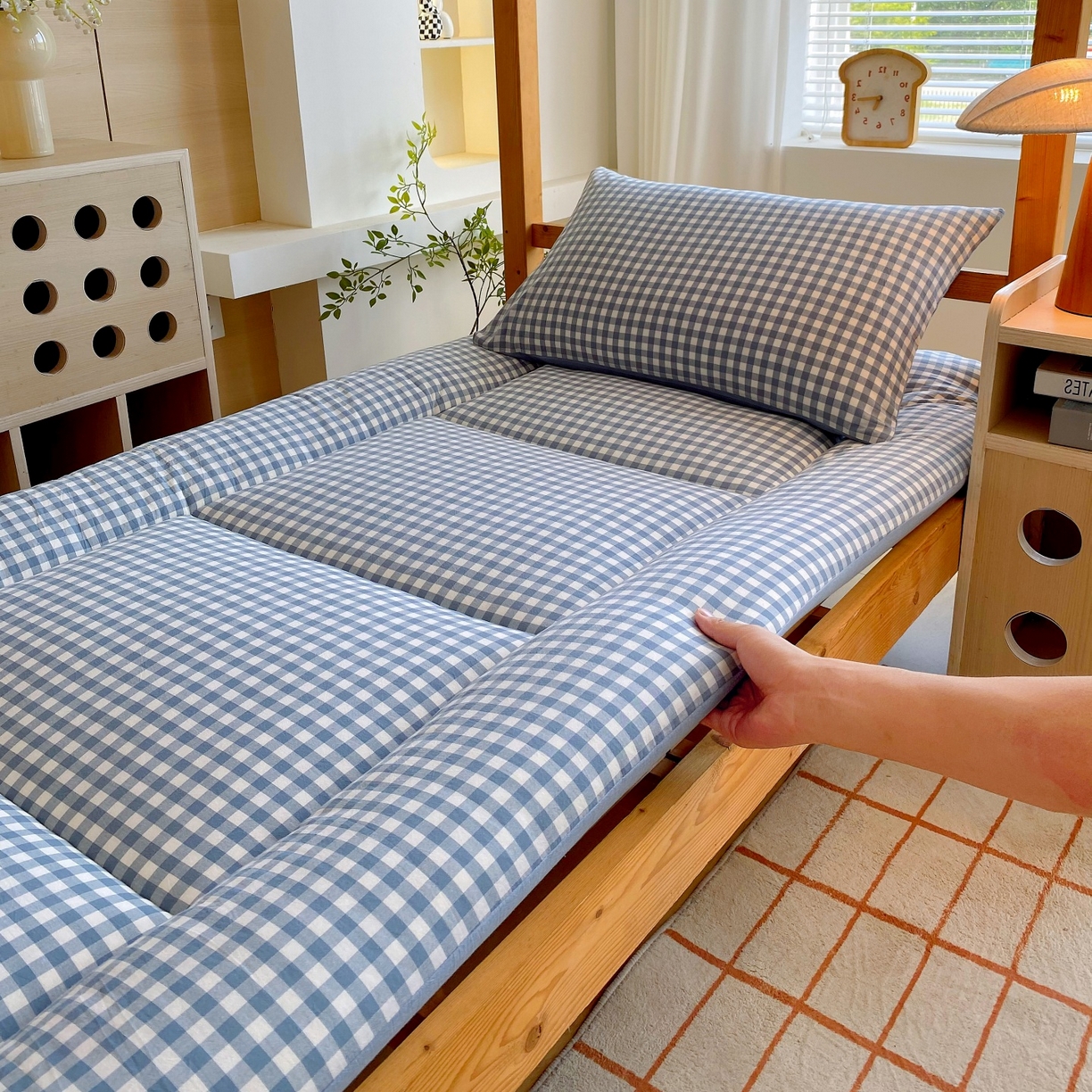 91家纺网 家纺一手货源 找家纺 梵克保罗 2025秋冬新款无印风学生宿舍床褥褥子 蓝小格
