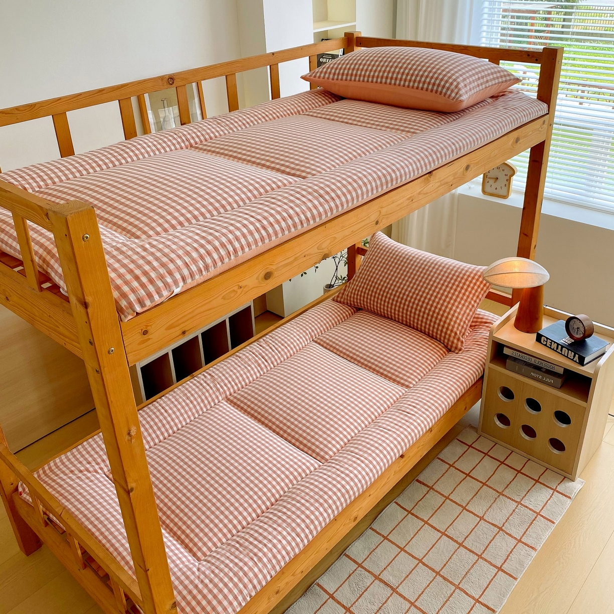 91家纺网 家纺一手货源 找家纺 梵克保罗 2025秋冬新款无印风学生宿舍床褥褥子 粉小格