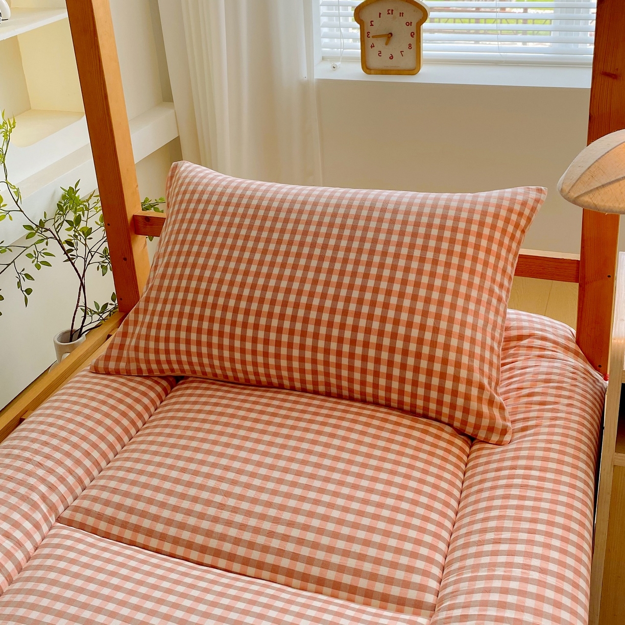 91家纺网 家纺一手货源 找家纺 梵克保罗 2025秋冬新款无印风学生宿舍床褥褥子 粉小格