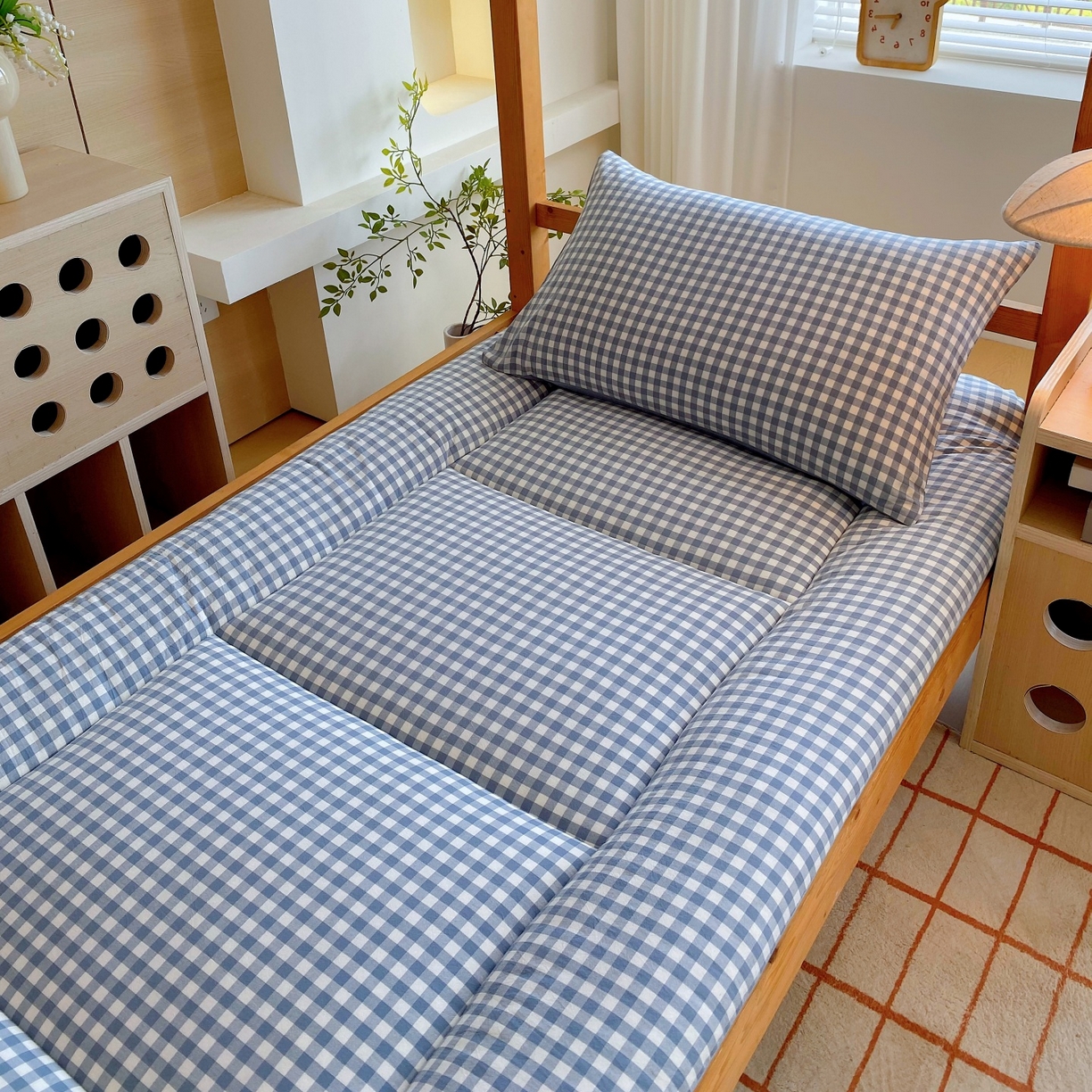 91家纺网 家纺一手货源 找家纺 梵克保罗 2025秋冬新款无印风学生宿舍床褥褥子 蓝小格