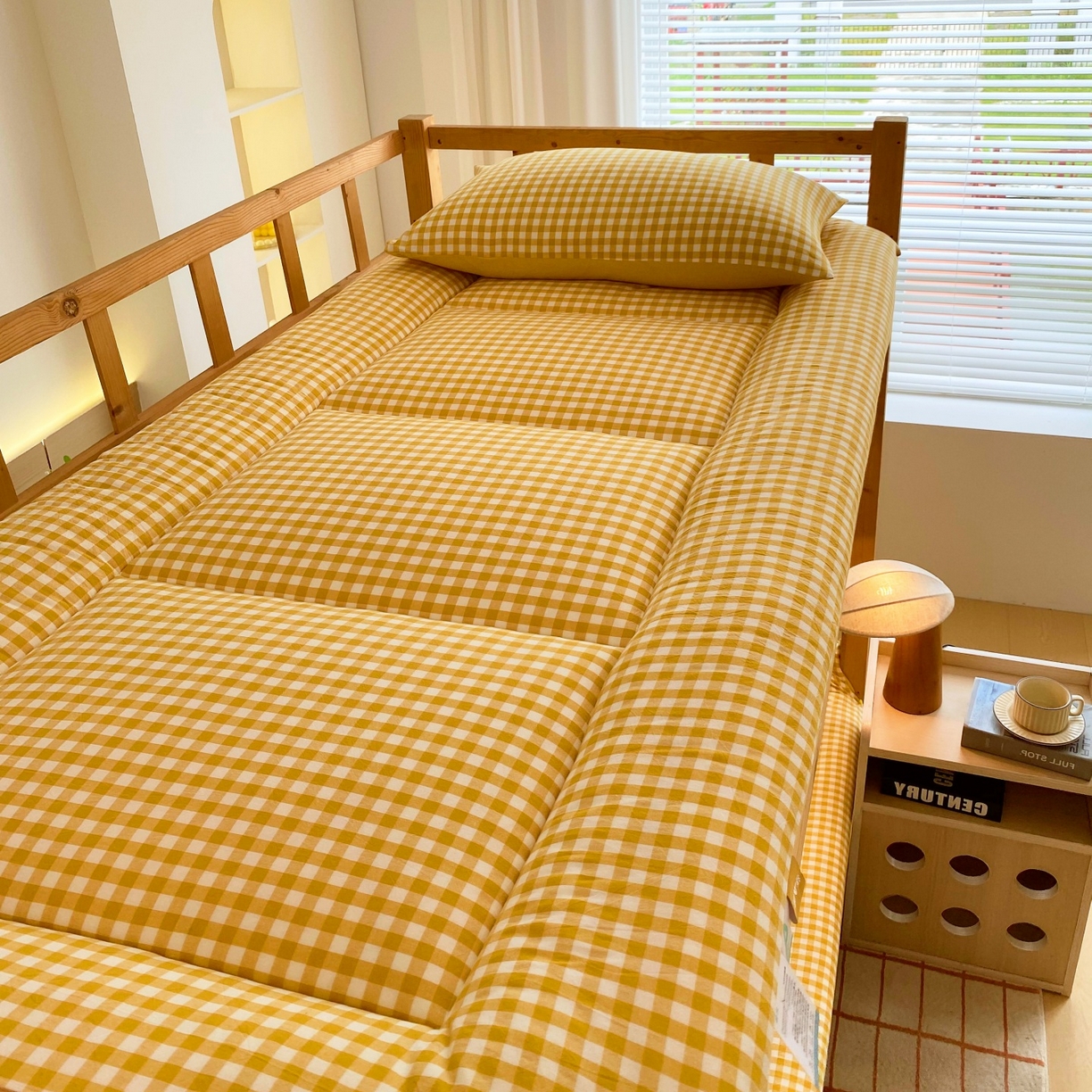 91家纺网 家纺一手货源 找家纺 梵克保罗 2025秋冬新款无印风学生宿舍床褥褥子 黄小格