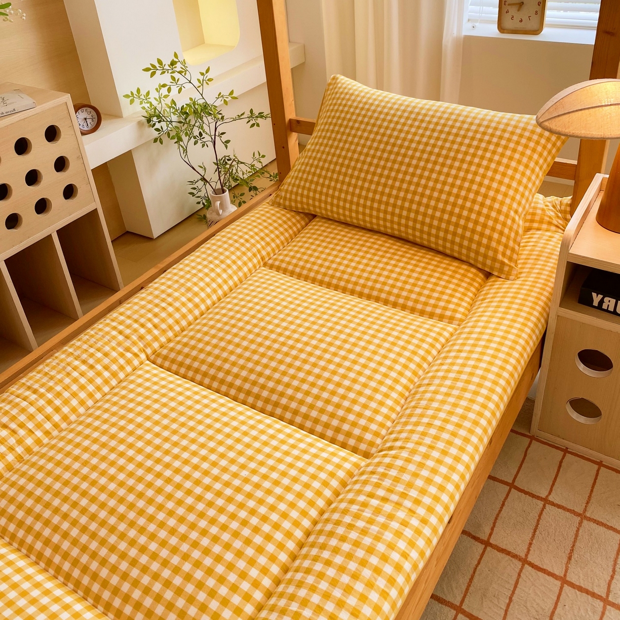 91家纺网 家纺一手货源 找家纺 梵克保罗 2025秋冬新款无印风学生宿舍床褥褥子 黄小格