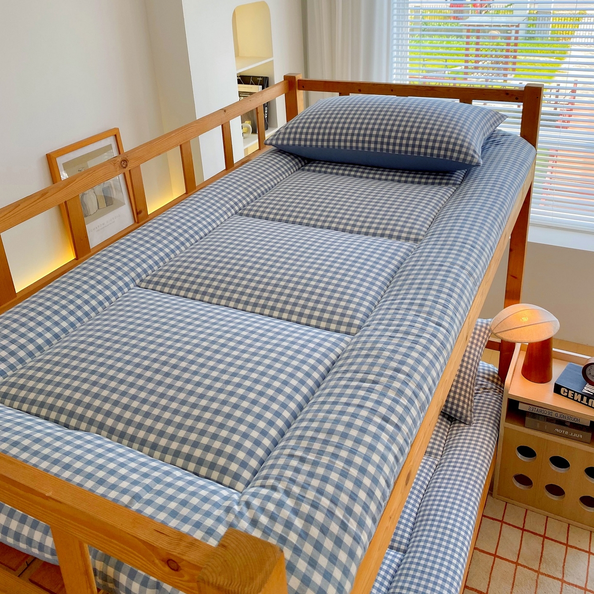91家纺网 家纺一手货源 找家纺 梵克保罗 2025秋冬新款无印风学生宿舍床褥褥子 蓝小格