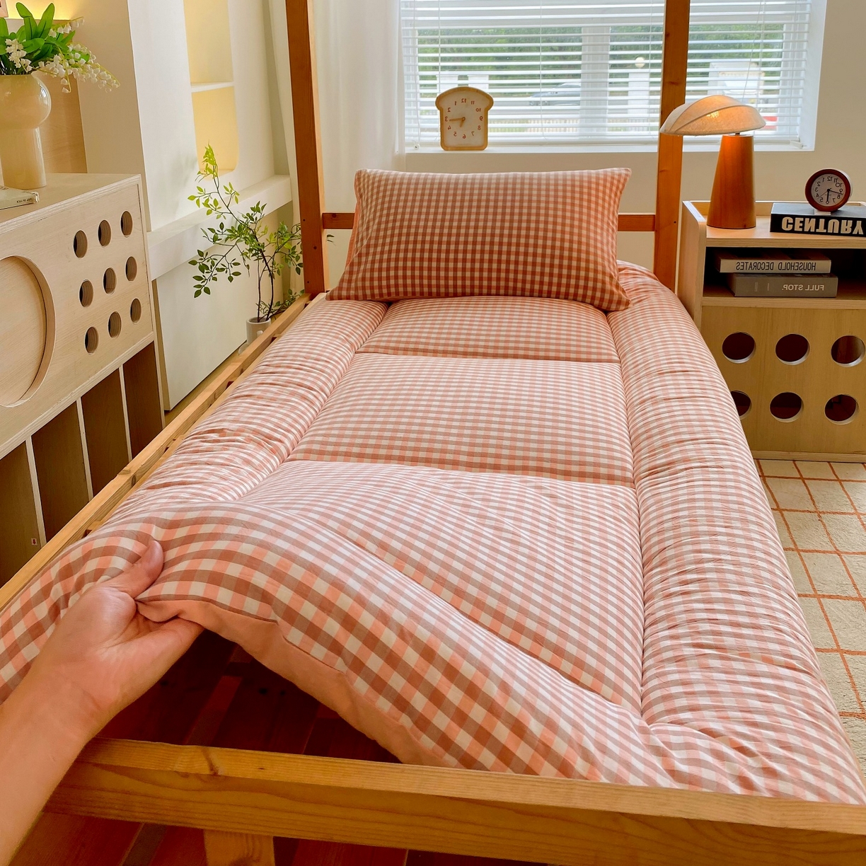 91家纺网 家纺一手货源 找家纺 梵克保罗 2025秋冬新款无印风学生宿舍床褥褥子 粉小格