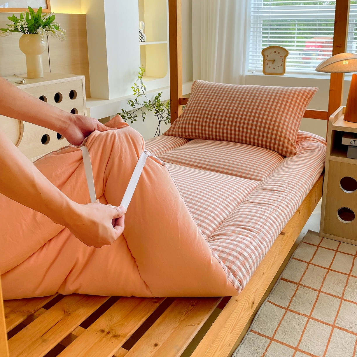 91家纺网 家纺一手货源 找家纺 梵克保罗 2025秋冬新款无印风学生宿舍床褥褥子 粉小格