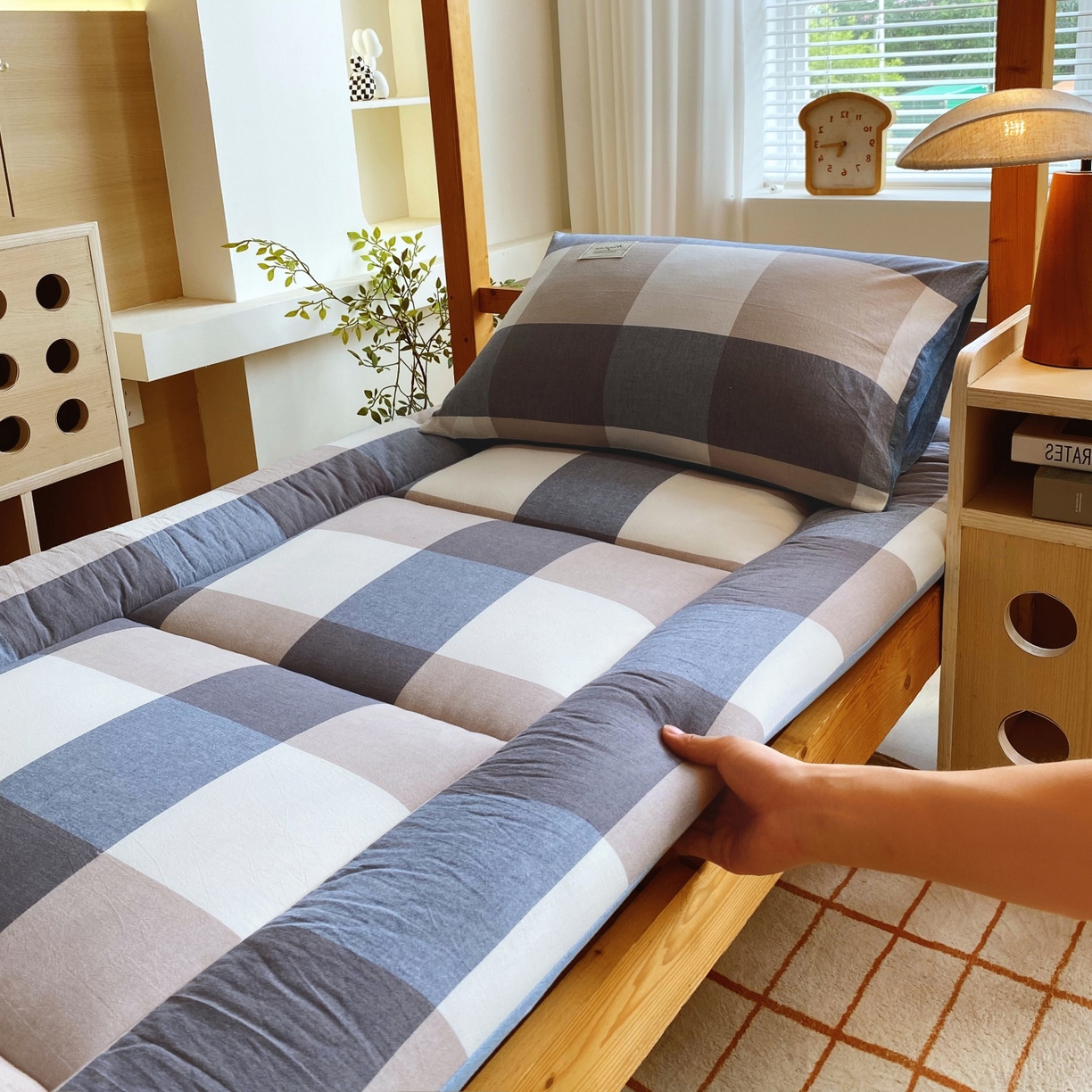 91家纺网 家纺一手货源 找家纺 梵克保罗 2025秋冬新款无印风学生宿舍床褥褥子 蓝白大格