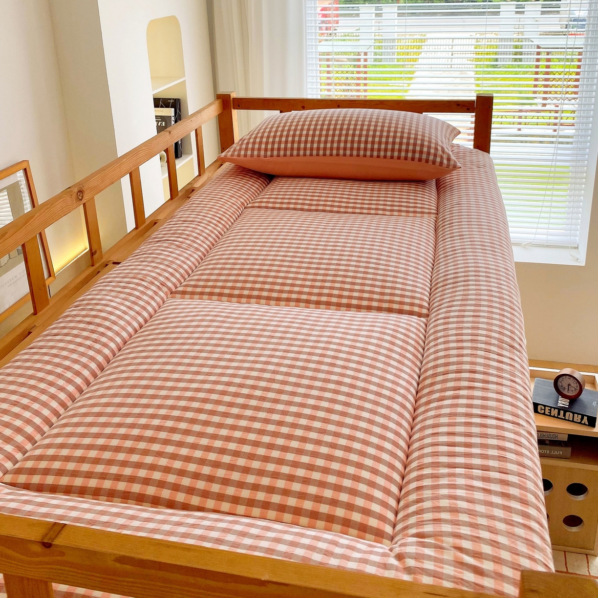 91家纺网 家纺一手货源 找家纺 梵克保罗 2025秋冬新款无印风学生宿舍床褥褥子 粉小格