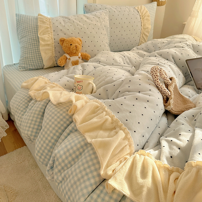 91家纺网 家纺一手货源 找家纺 （总）瑞莱 2025年秋冬新款波点牛奶绒四件套（拼接款）