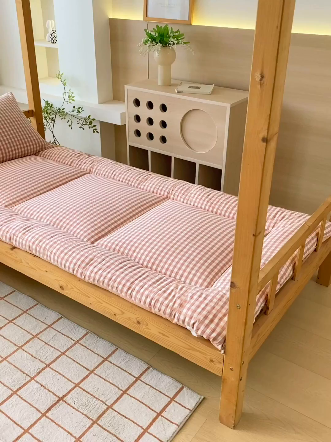 91家纺网 家纺一手货源 找家纺 梵克保罗 2025秋冬新款无印风学生宿舍床褥褥子 粉小格