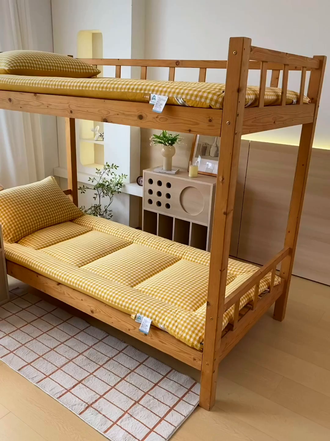 91家纺网 家纺一手货源 找家纺 梵克保罗 2025秋冬新款无印风学生宿舍床褥褥子 黄小格