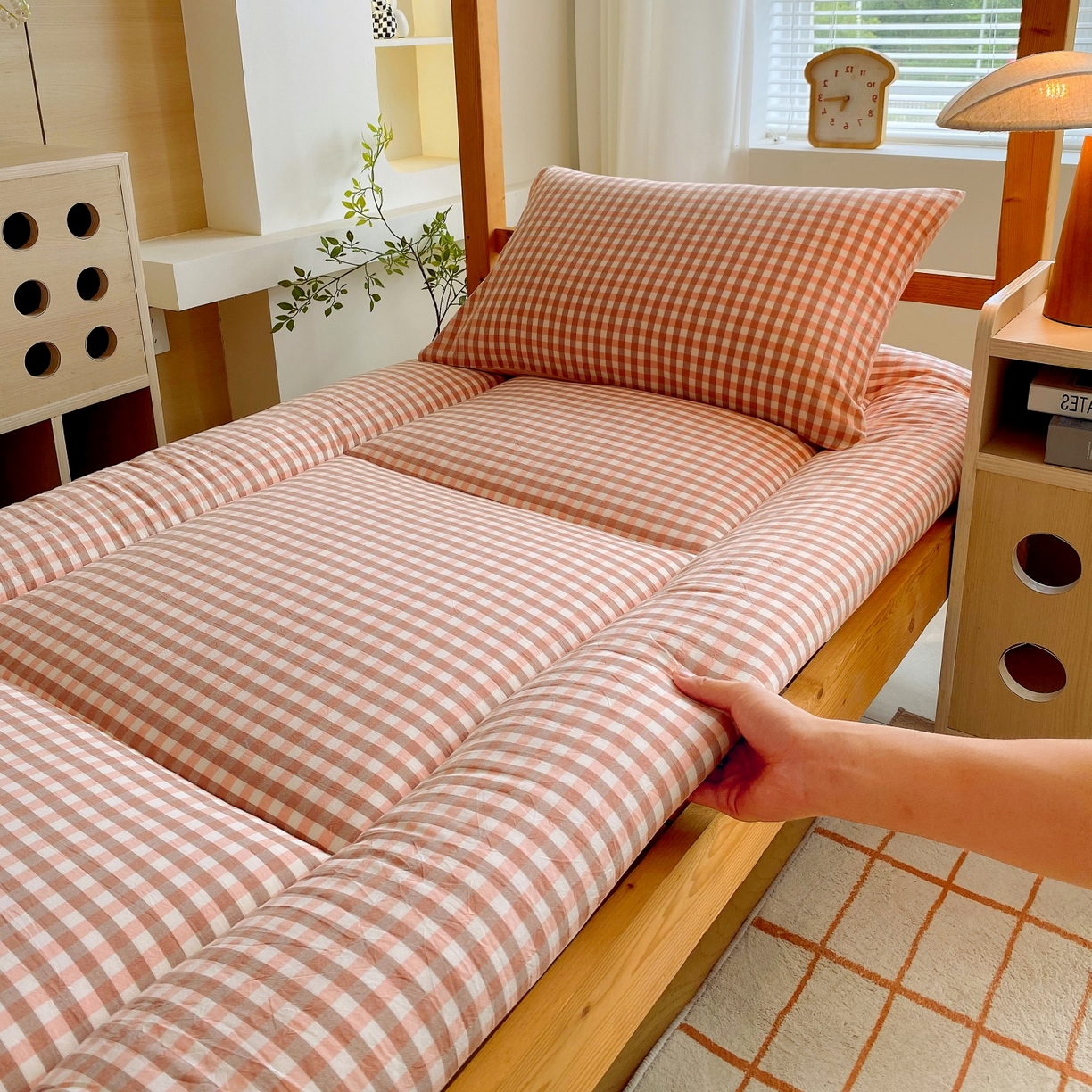 91家纺网 家纺一手货源 找家纺 梵克保罗 2025秋冬新款无印风学生宿舍床褥褥子 粉小格