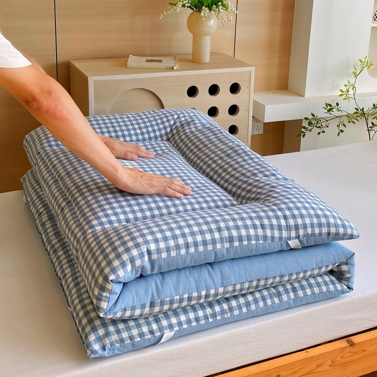 91家纺网 家纺一手货源 找家纺 梵克保罗 2025秋冬新款无印风学生宿舍床褥褥子 蓝小格